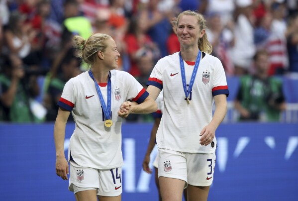 US national team midfielder Samantha Mewis retires from soccer